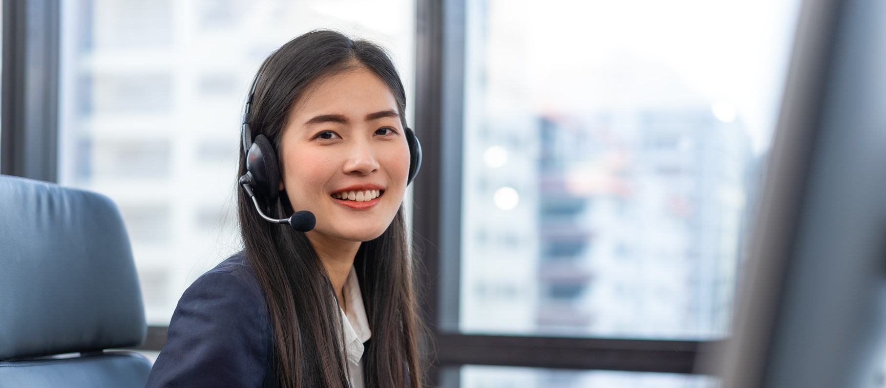 ITヘルプデスクサービスに対応する女性