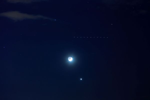 夜空を進むスターリンク衛星のイメージ